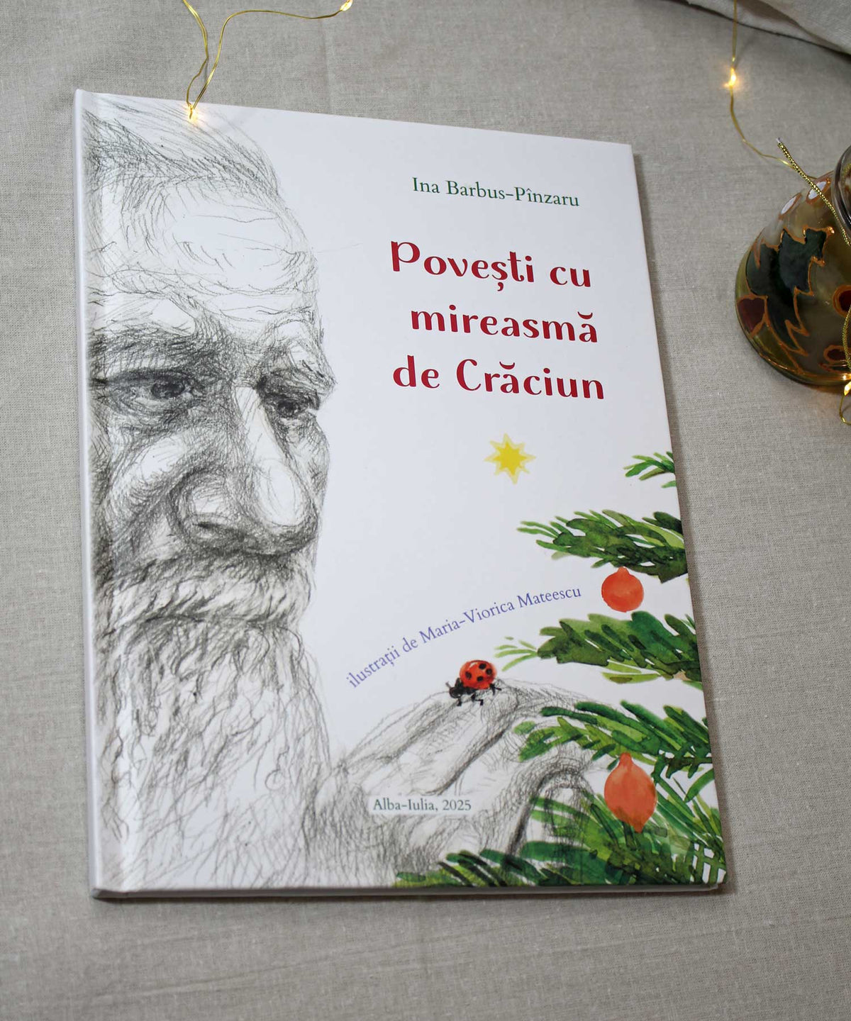 Carte de povești „Povești cu mireasmă de Crăciun” + semn de carte cadou