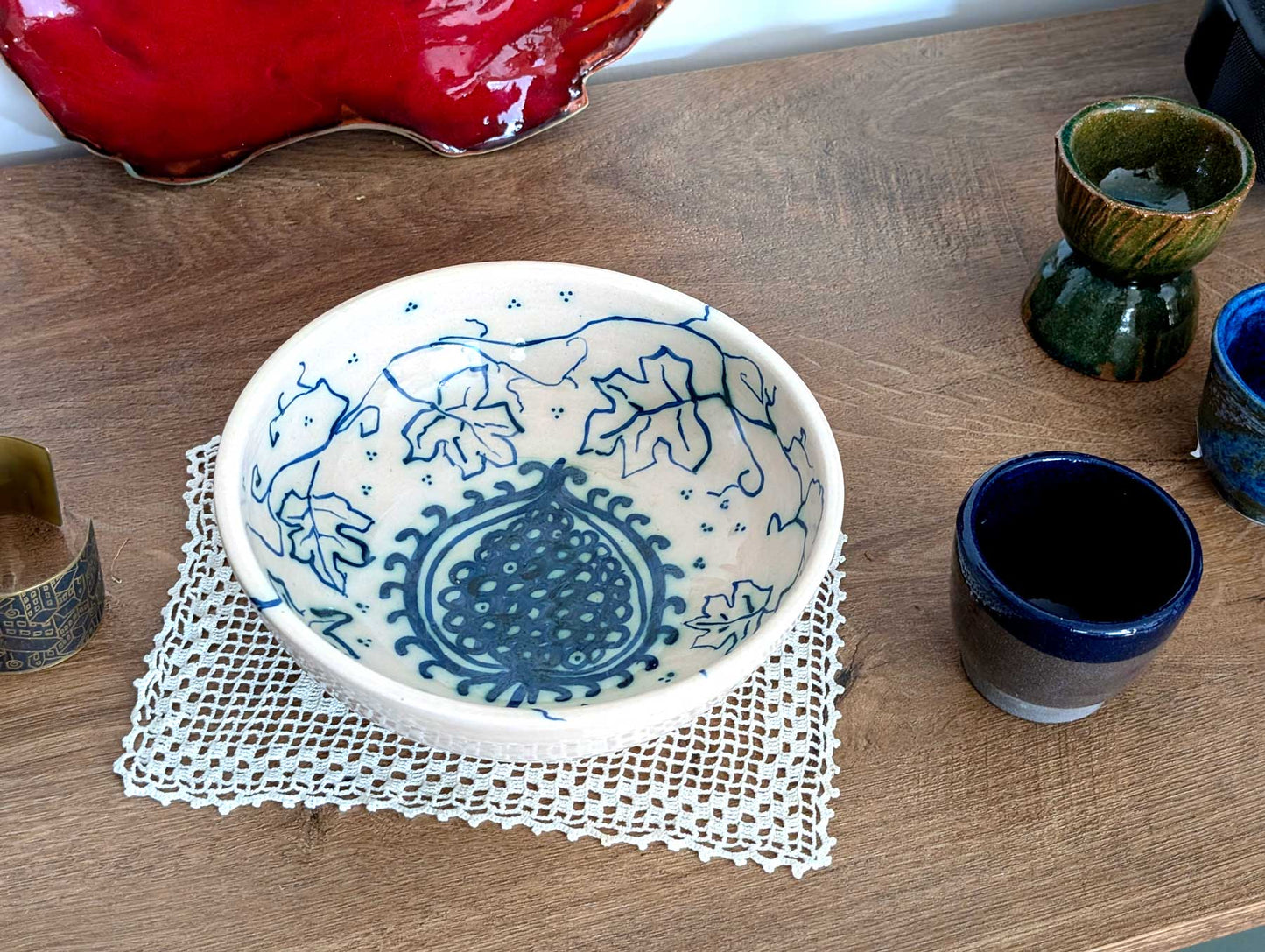 Vas de ceramică cu motivul viței de vie