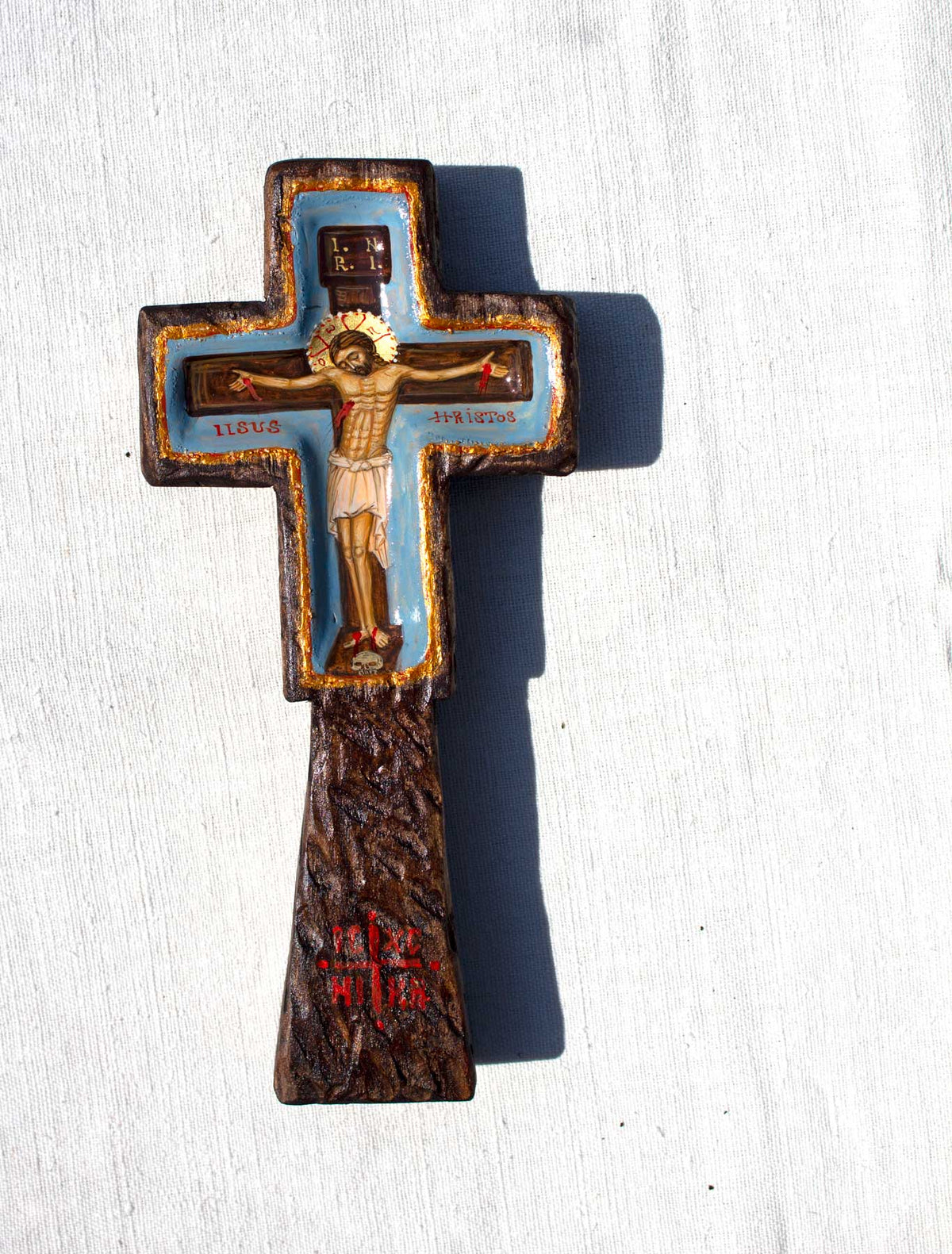 Cruce de masă sculptată, pictată cu icoana Răstignirii