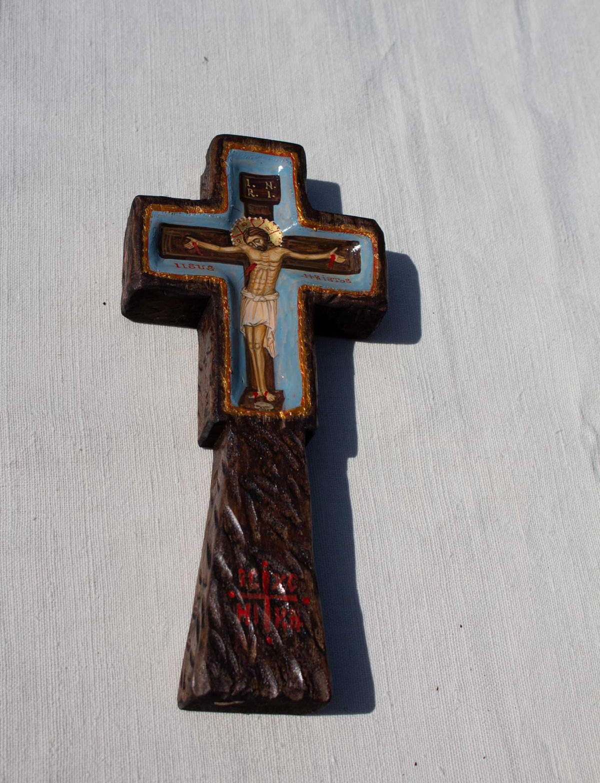 Cruce de masă sculptată, pictată cu icoana Răstignirii