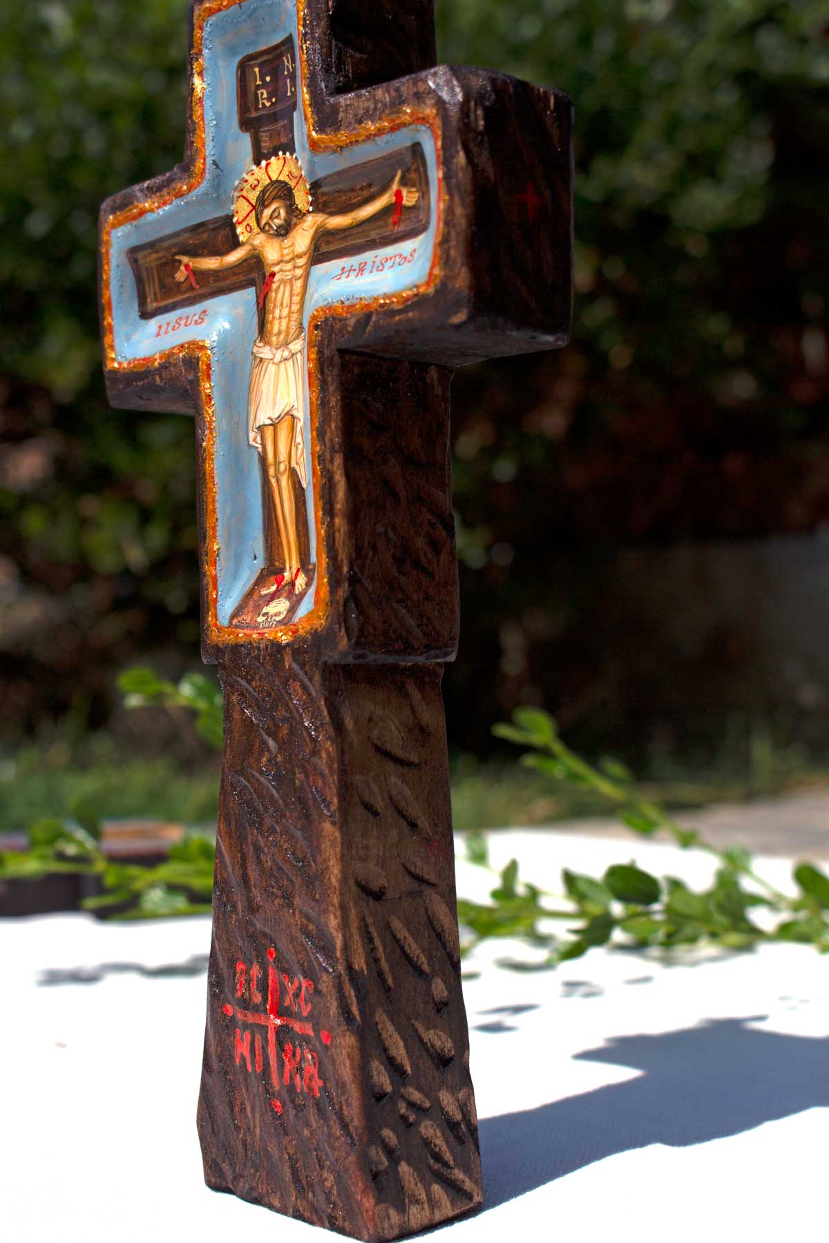 Cruce de masă sculptată, pictată cu icoana Răstignirii