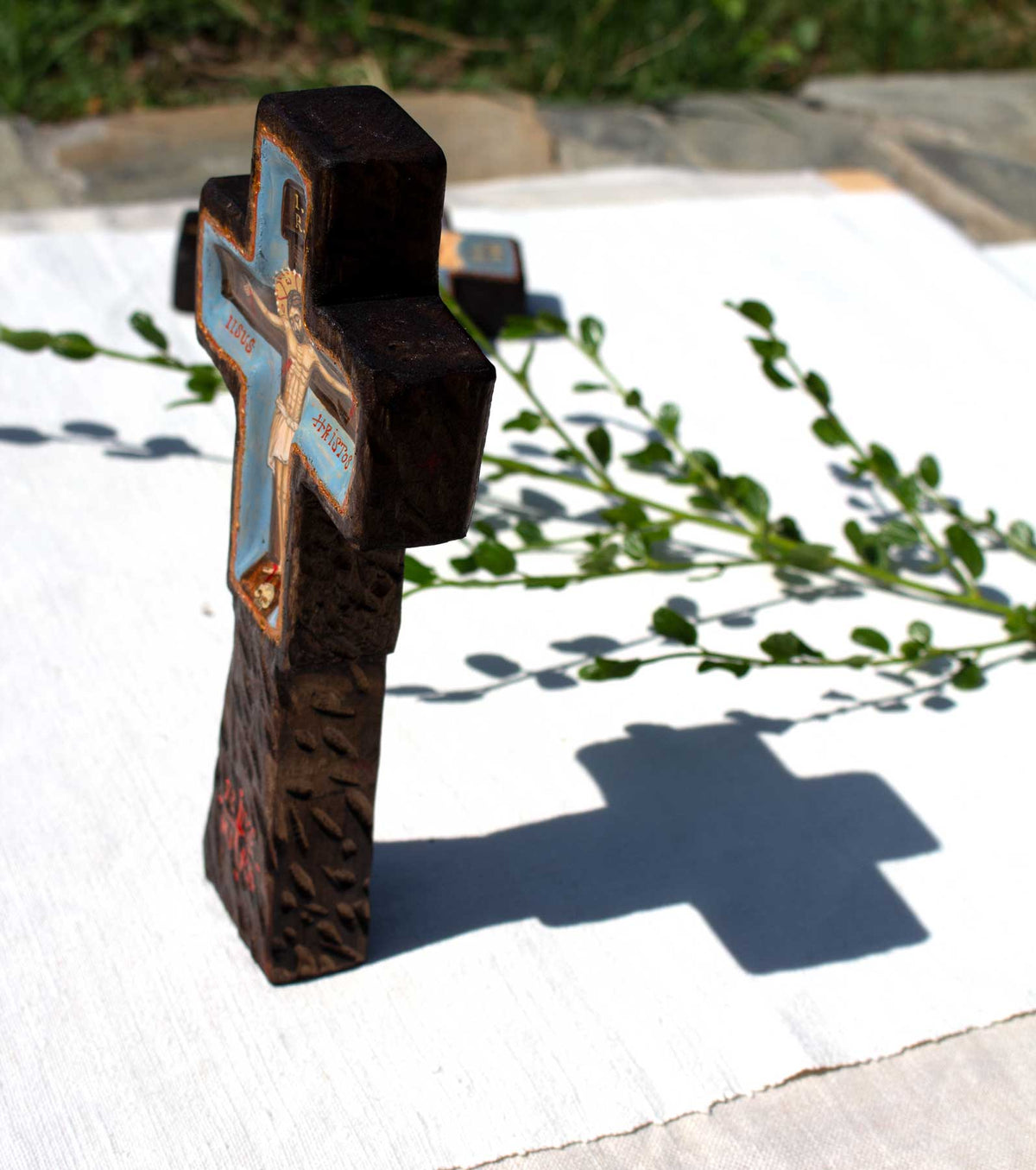 Cruce de masă sculptată, pictată cu icoana Răstignirii