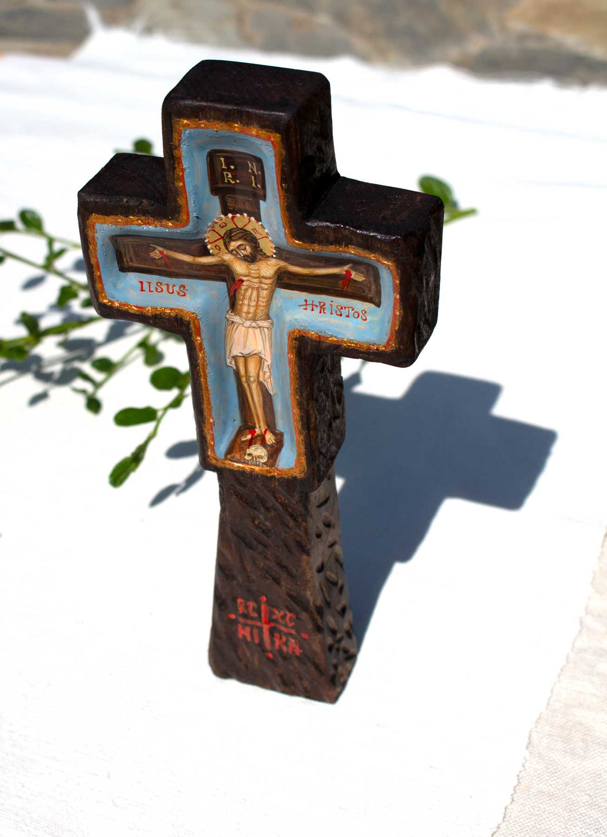 Cruce de masă sculptată, pictată cu icoana Răstignirii
