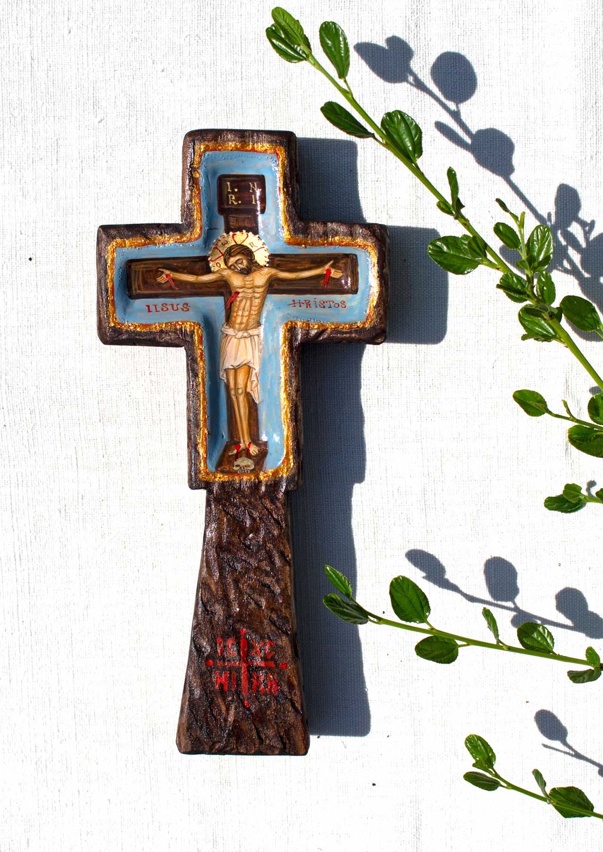 Cruce de masă sculptată, pictată cu icoana Răstignirii