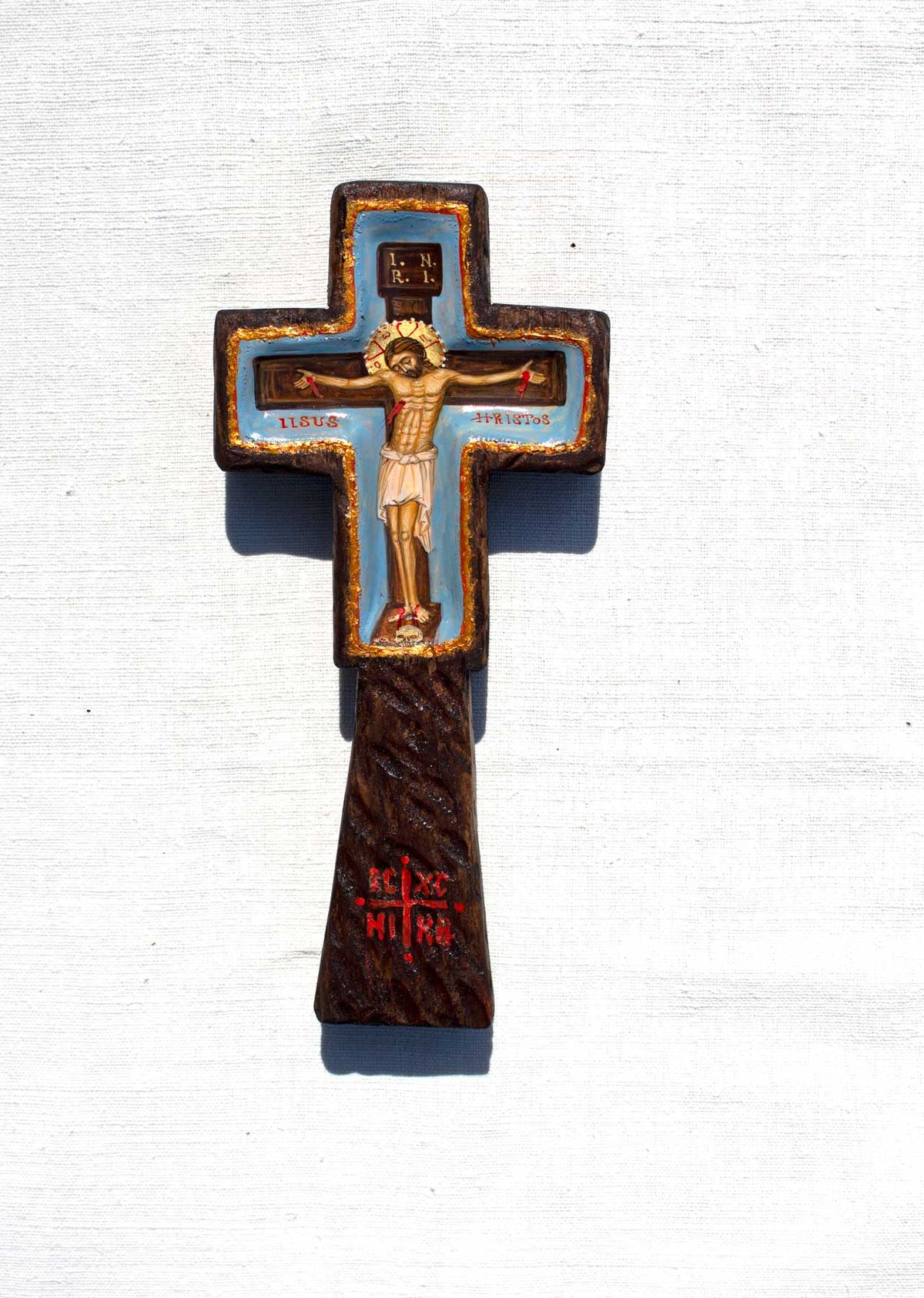 Cruce de masă sculptată, pictată cu icoana Răstignirii
