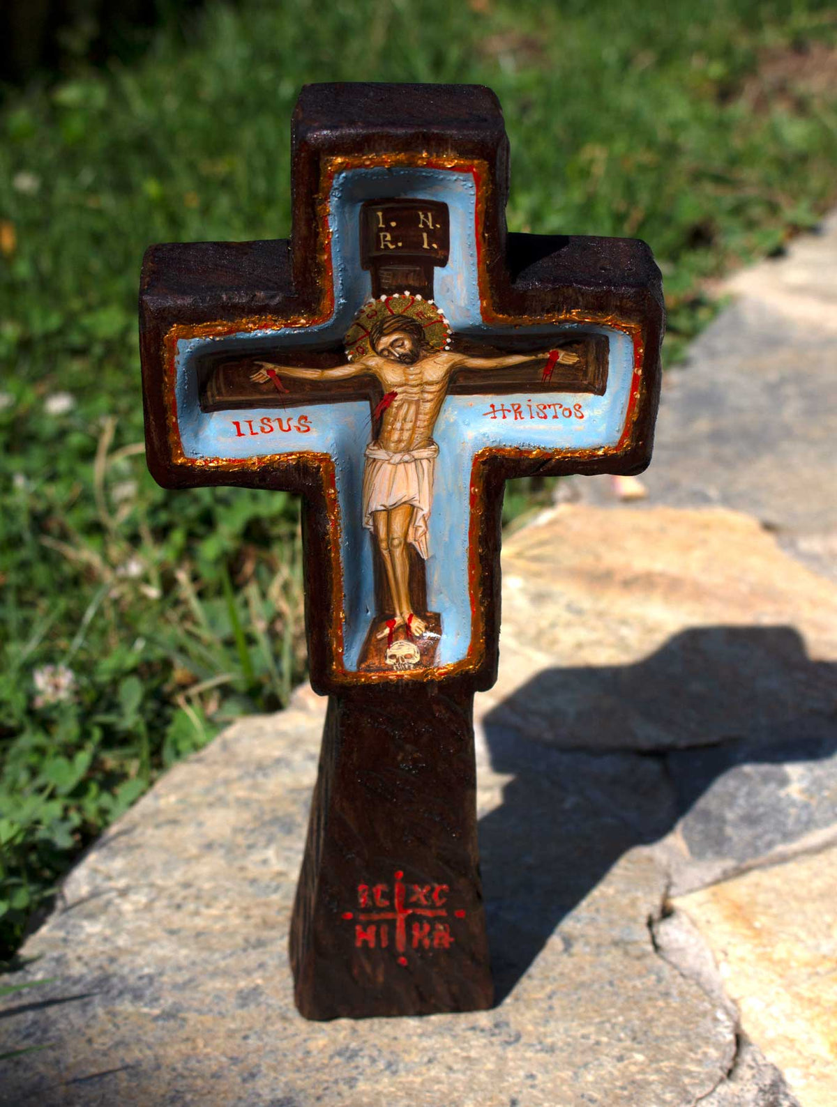 Cruce de masă sculptată, pictată cu icoana Răstignirii
