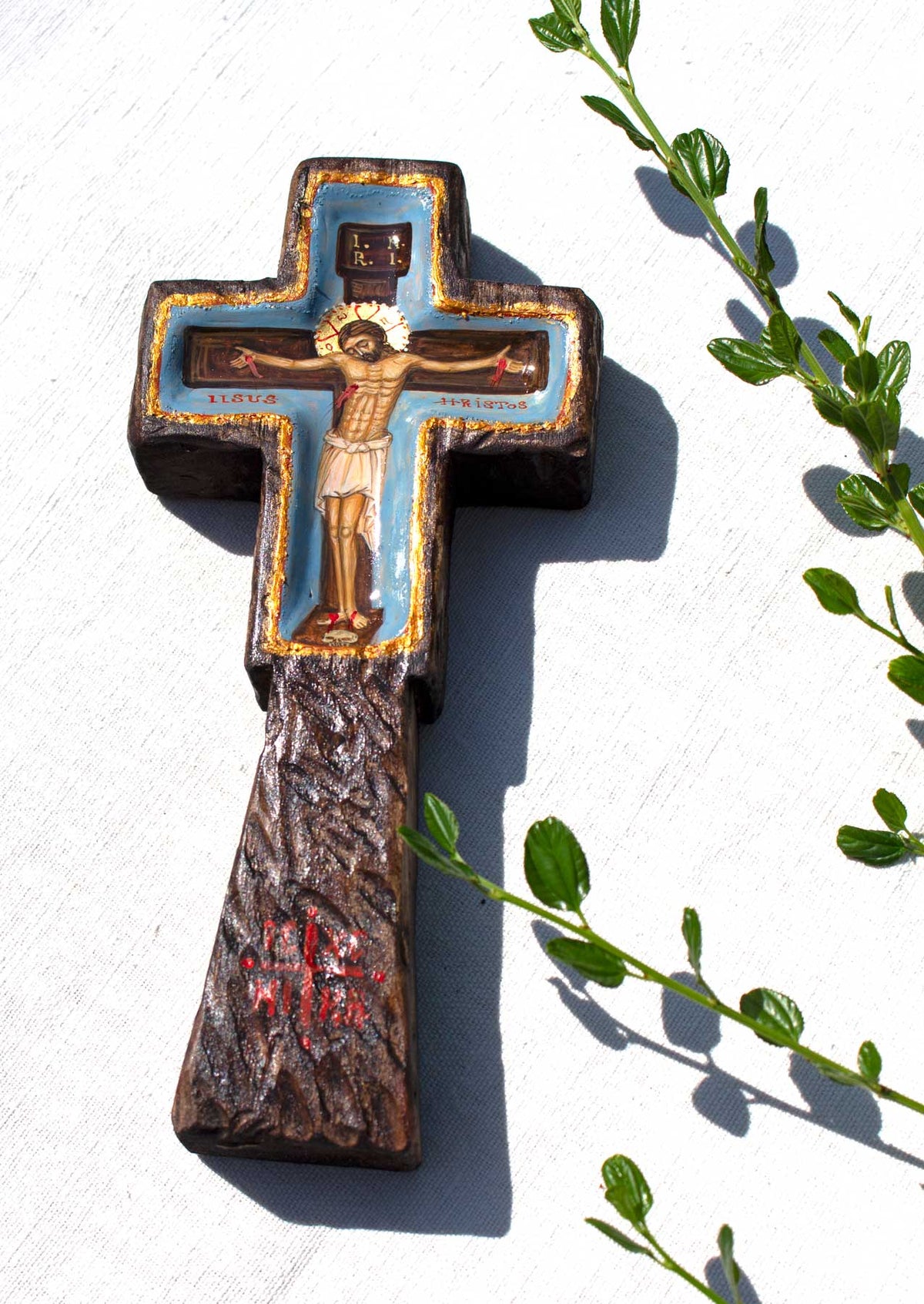 Cruce de masă sculptată, pictată cu icoana Răstignirii